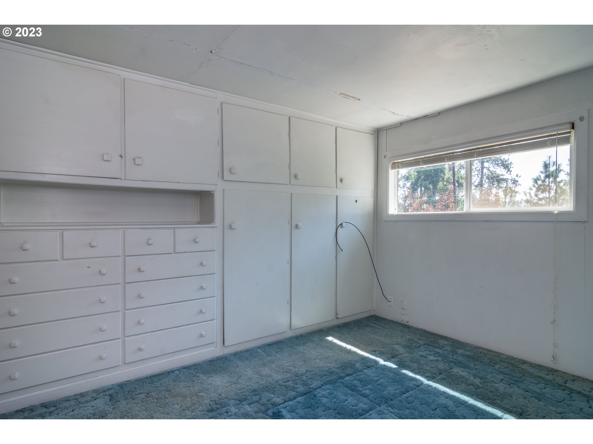 959 Doerner Road Roseburg, OR 97471 - Photo 31 of 40 a view of an empty room with a window