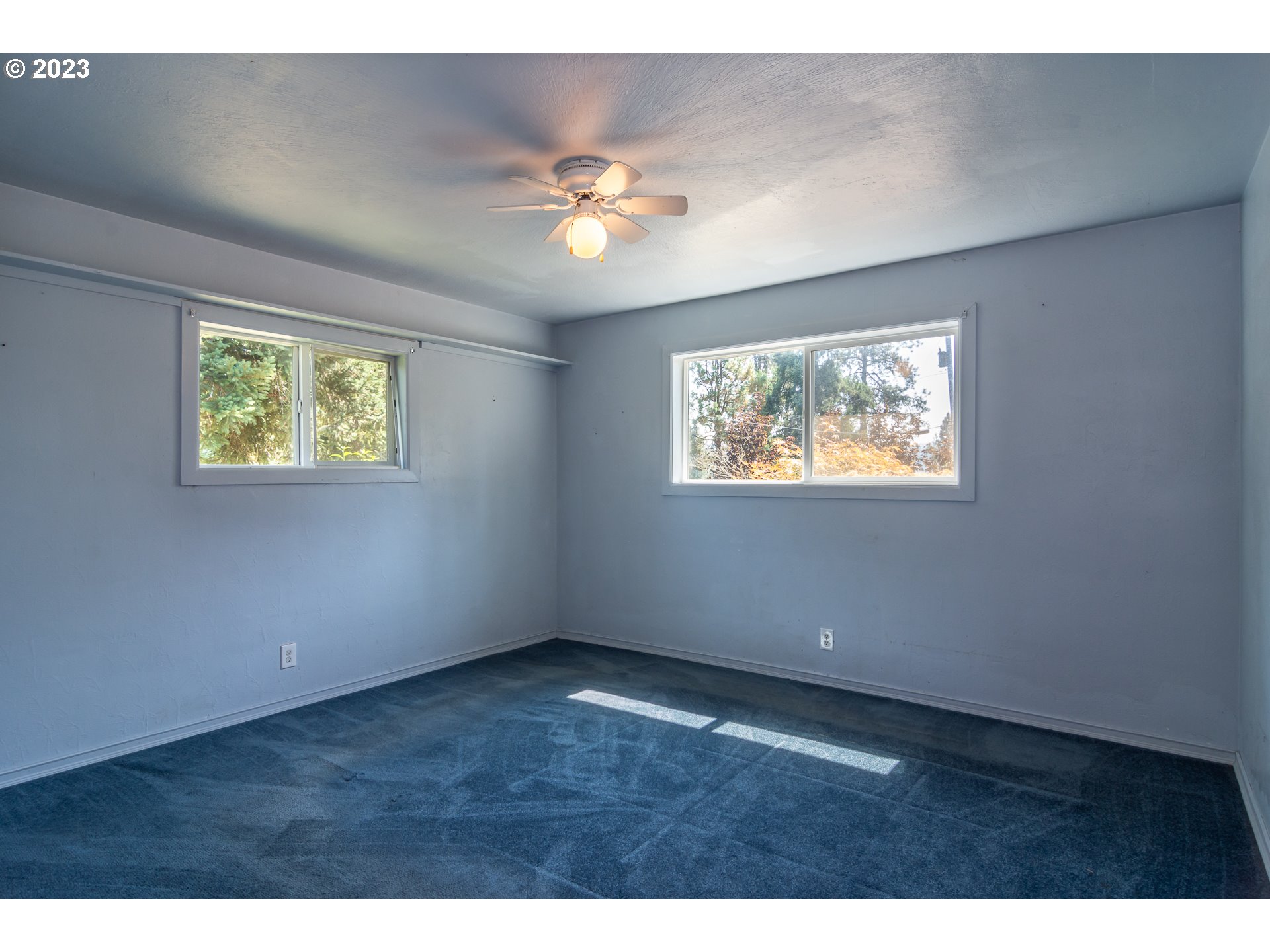 959 Doerner Road Roseburg, OR 97471 - Photo 33 of 40 a view of an empty room with wooden floor and a window