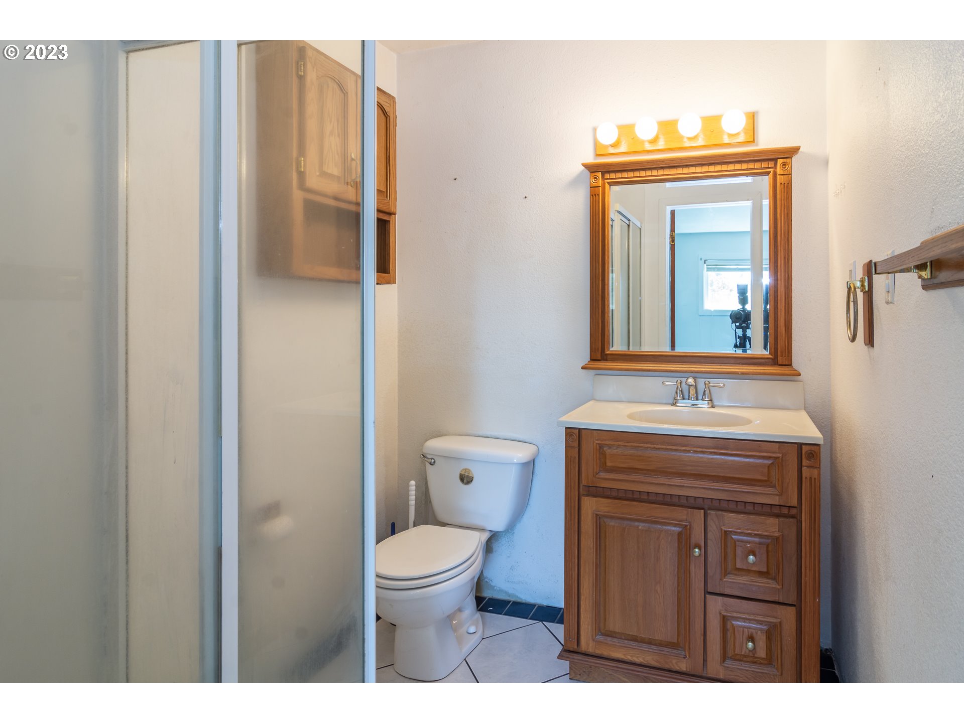 959 Doerner Road Roseburg, OR 97471 - Photo 34 of 40 a bathroom with a toilet a sink and mirror