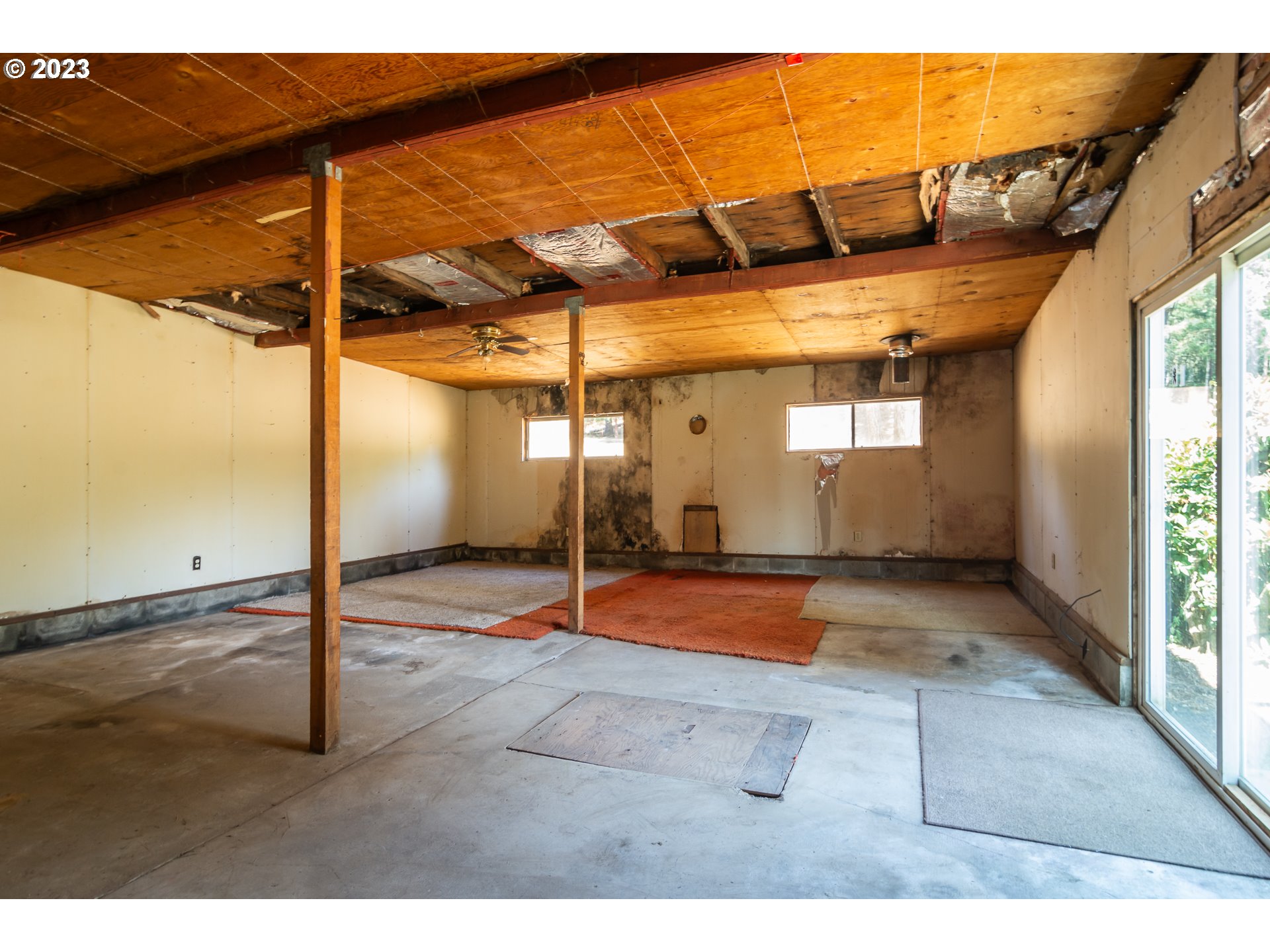 959 Doerner Road Roseburg, OR 97471 - Photo 37 of 40 a view of a indoor basketball court