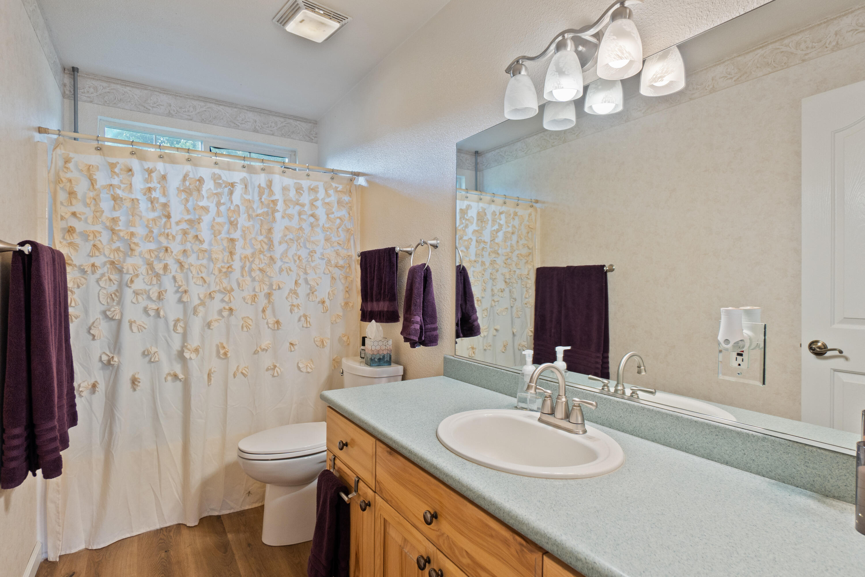 19962 Welcome Way Redding, CA 96002 - Photo 37 of 96 Guest Bathroom