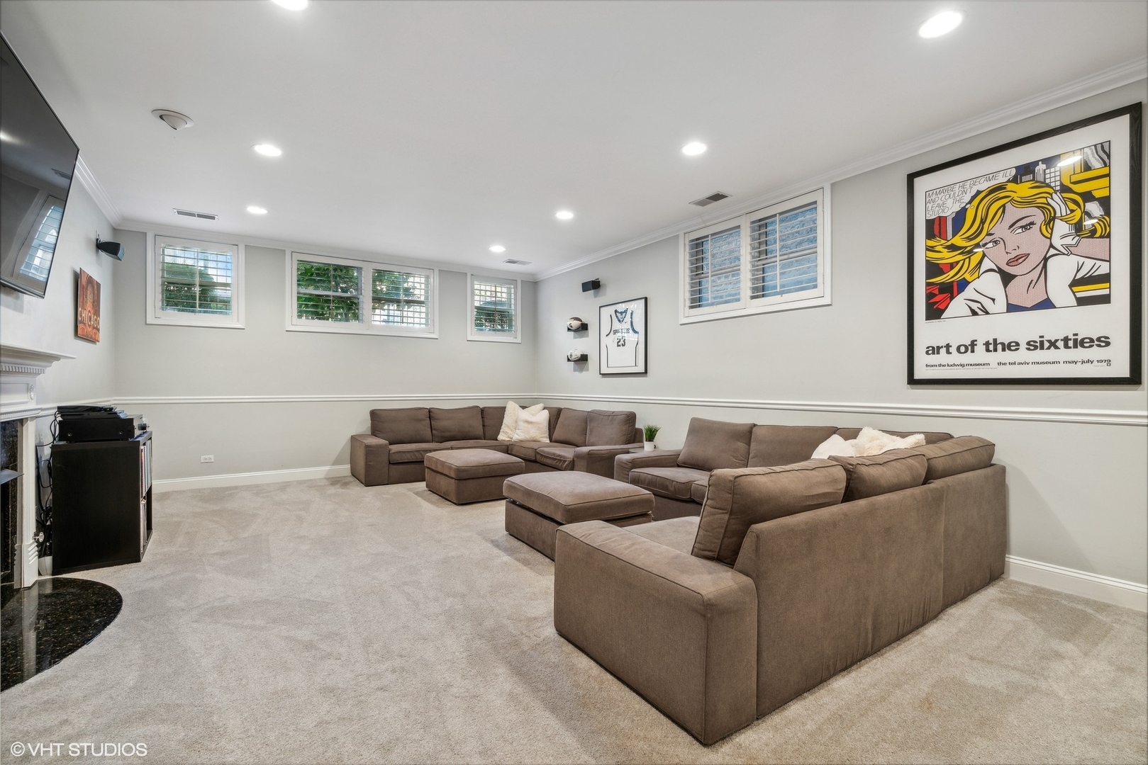 3818 North Clark Street, Unit 1S Chicago, IL 60613 - Photo 14 of 22 a living room with couches and painting on the wall