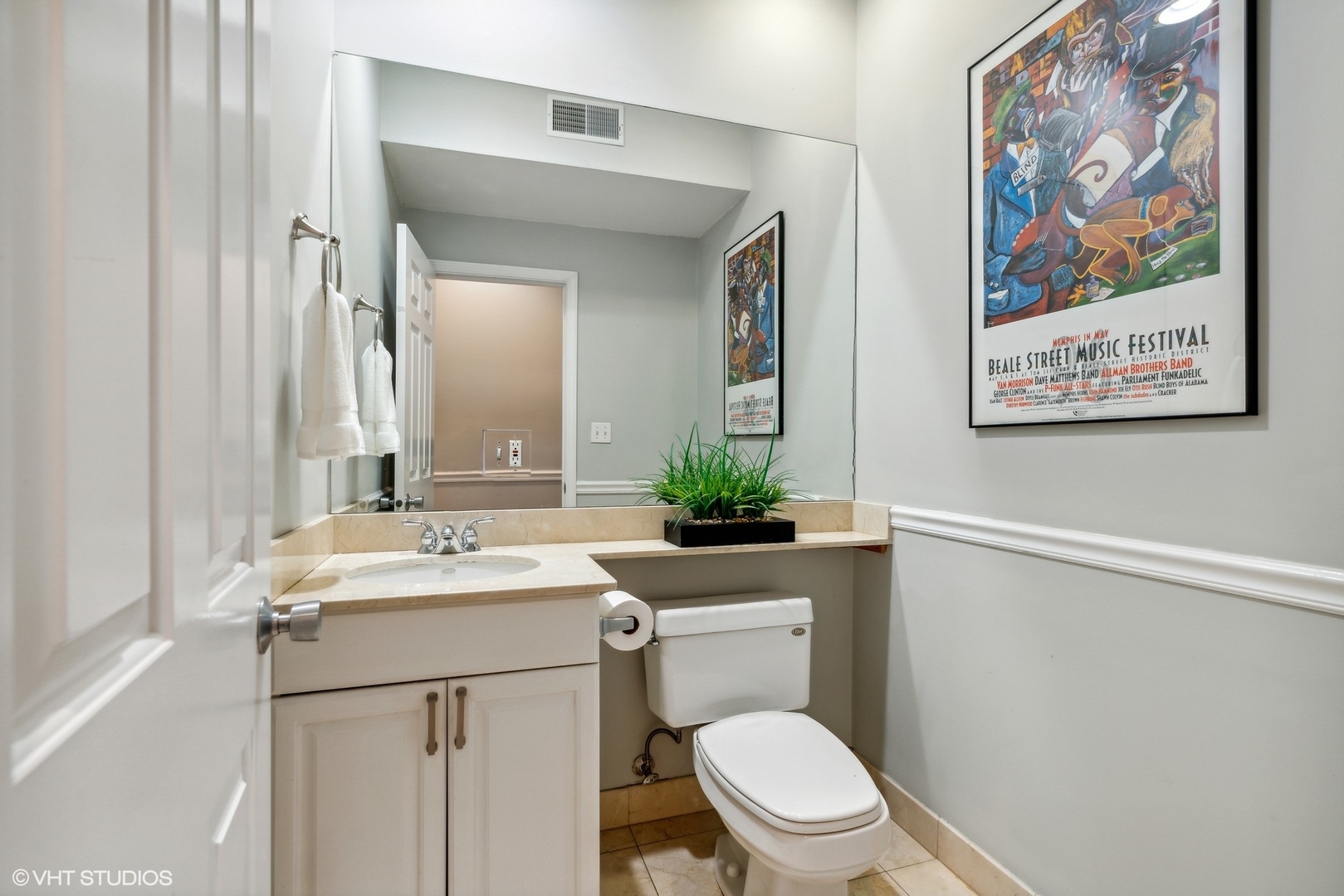 3818 North Clark Street, Unit 1S Chicago, IL 60613 - Photo 18 of 22 a bathroom with a toilet a sink and mirror