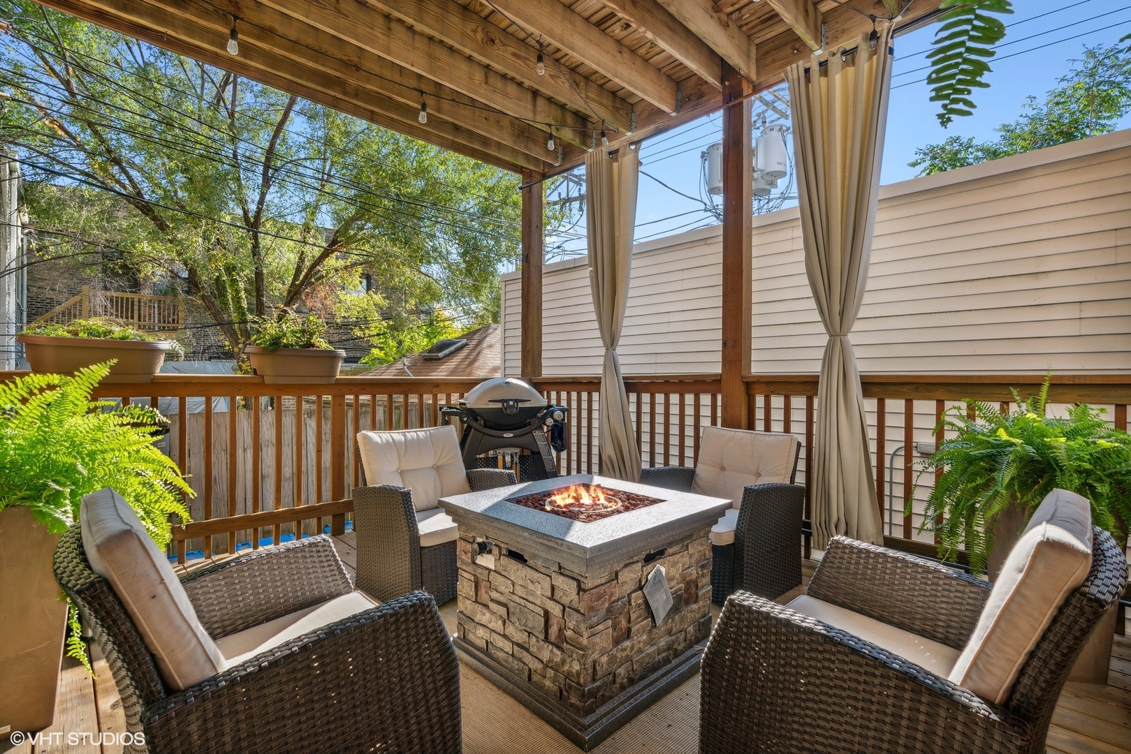 3818 North Clark Street, Unit 1S Chicago, IL 60613 - Photo 22 of 22 a table and chairs in the roof deck