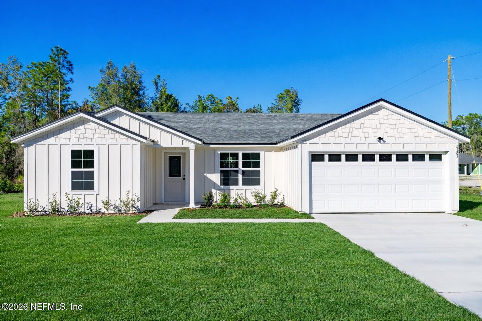 a view of a house with backyard
