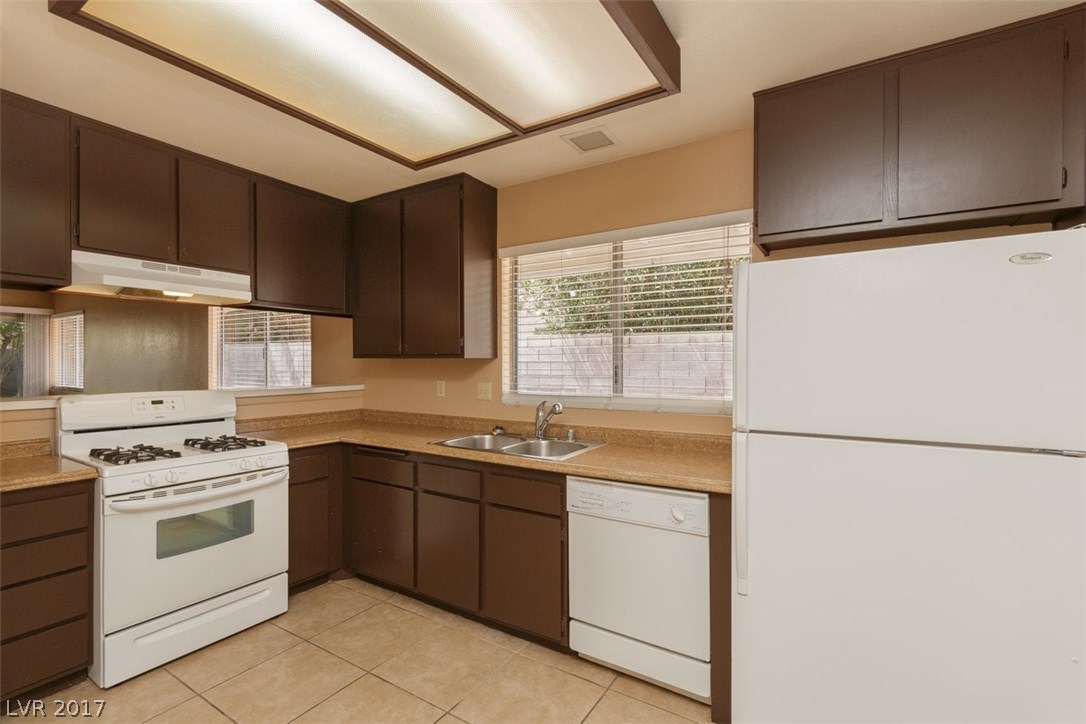 3113 Valleywood Road Henderson, NV 89014 - Photo 7 of 34