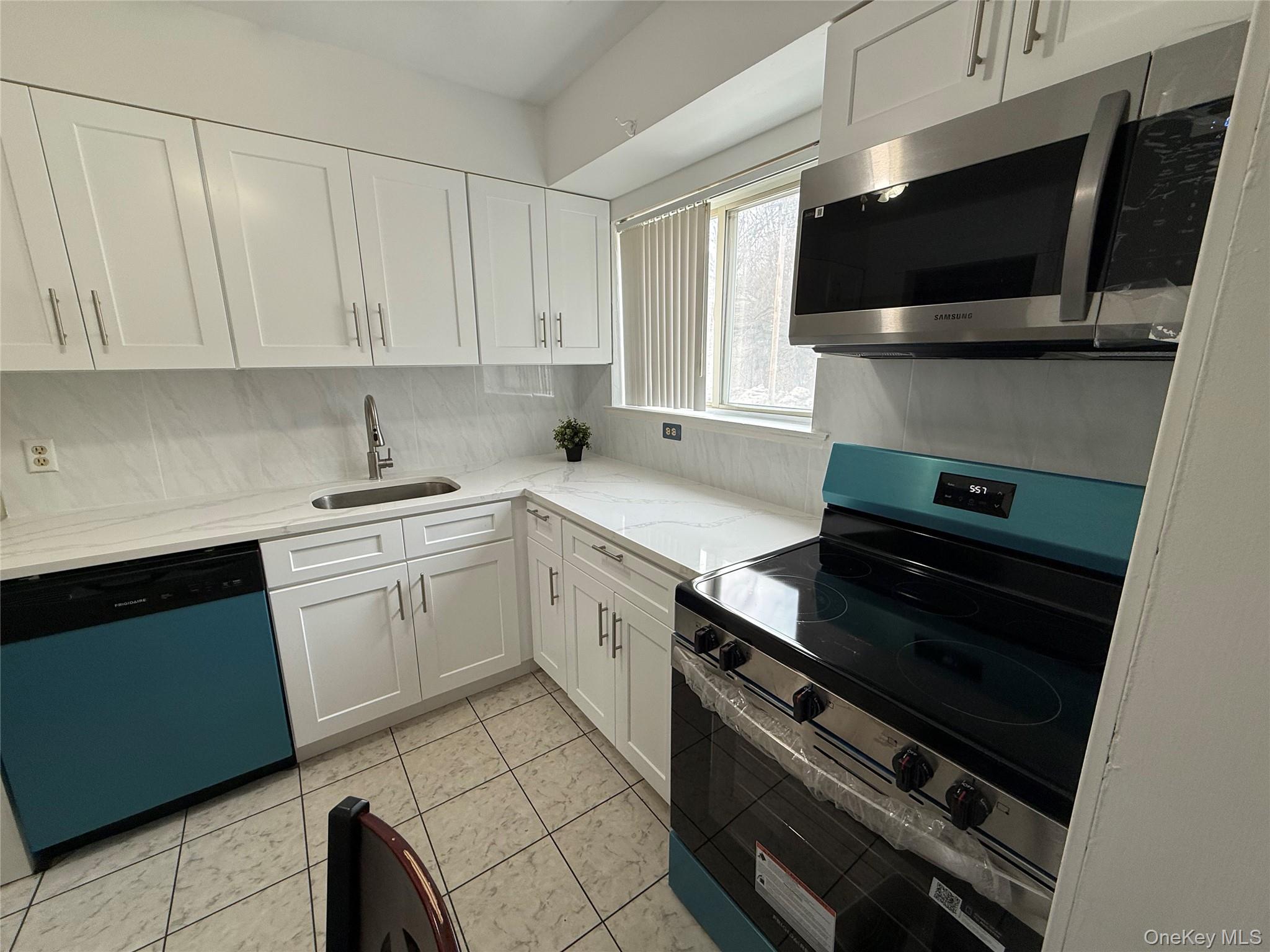 26 Cooper Road, Unit 811 Poughkeepsie, NY 12603 - Photo 4 of 25 Recently updated Kitchen