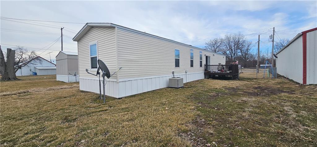 121 East 6th Street St. Elmo, IL 62458 - Photo 1 of 1 a view of a house with a yard