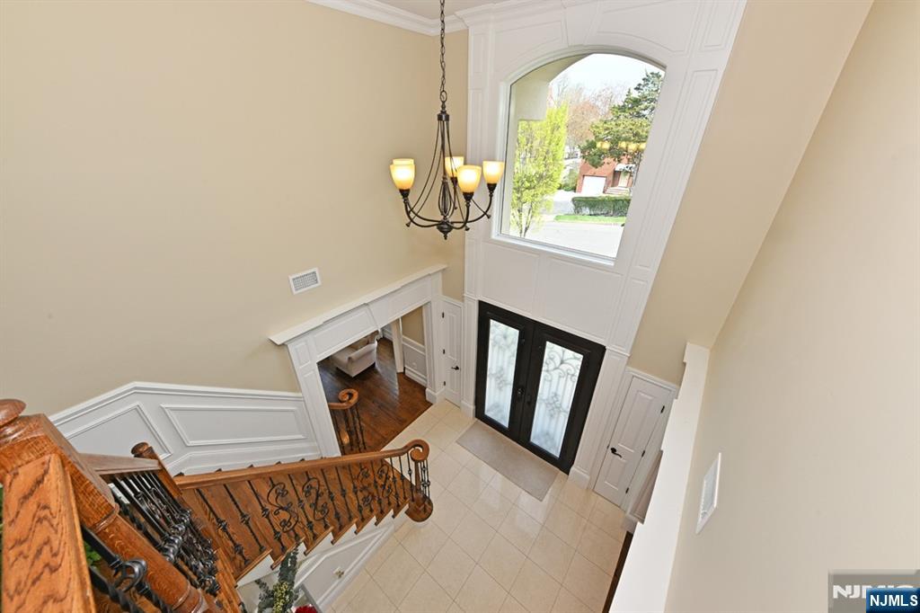 106 Arnot Place Paramus, NJ 07652 - Photo 4 of 48