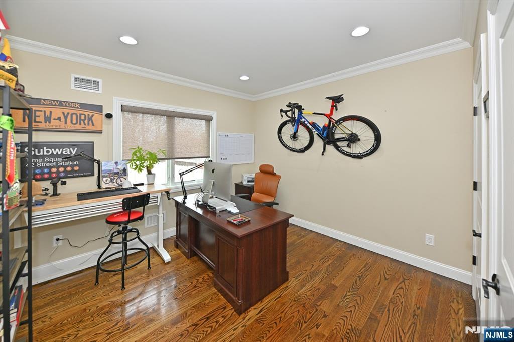 106 Arnot Place Paramus, NJ 07652 - Photo 10 of 48