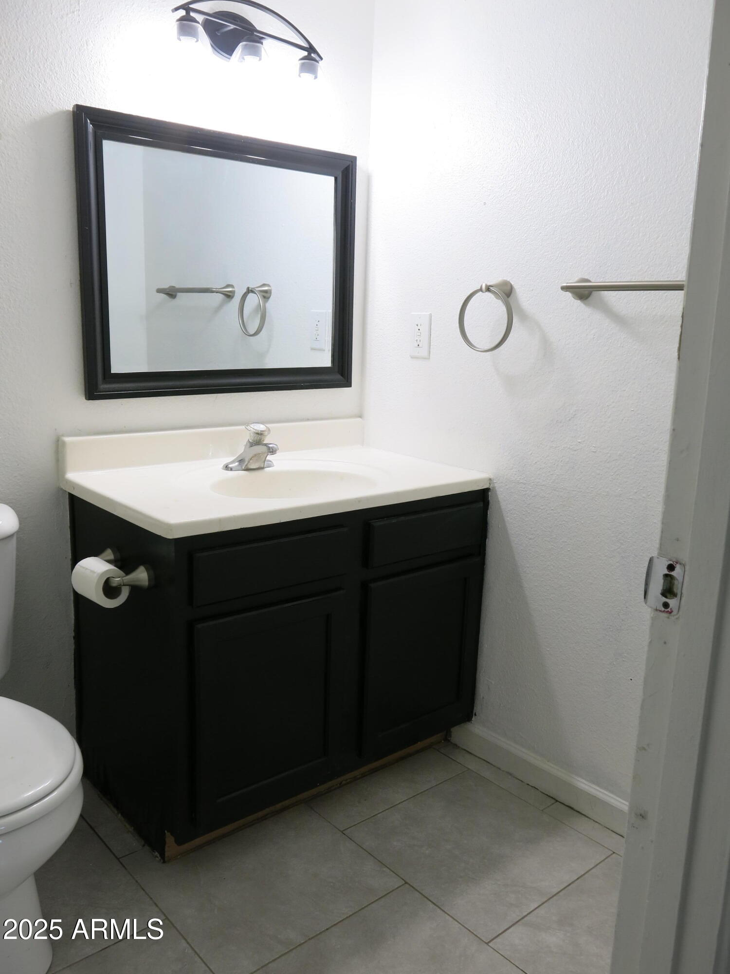 1130 East Butler Drive, Unit B4 Phoenix, AZ 85020 - Photo 27 of 33 2nd Bathroom