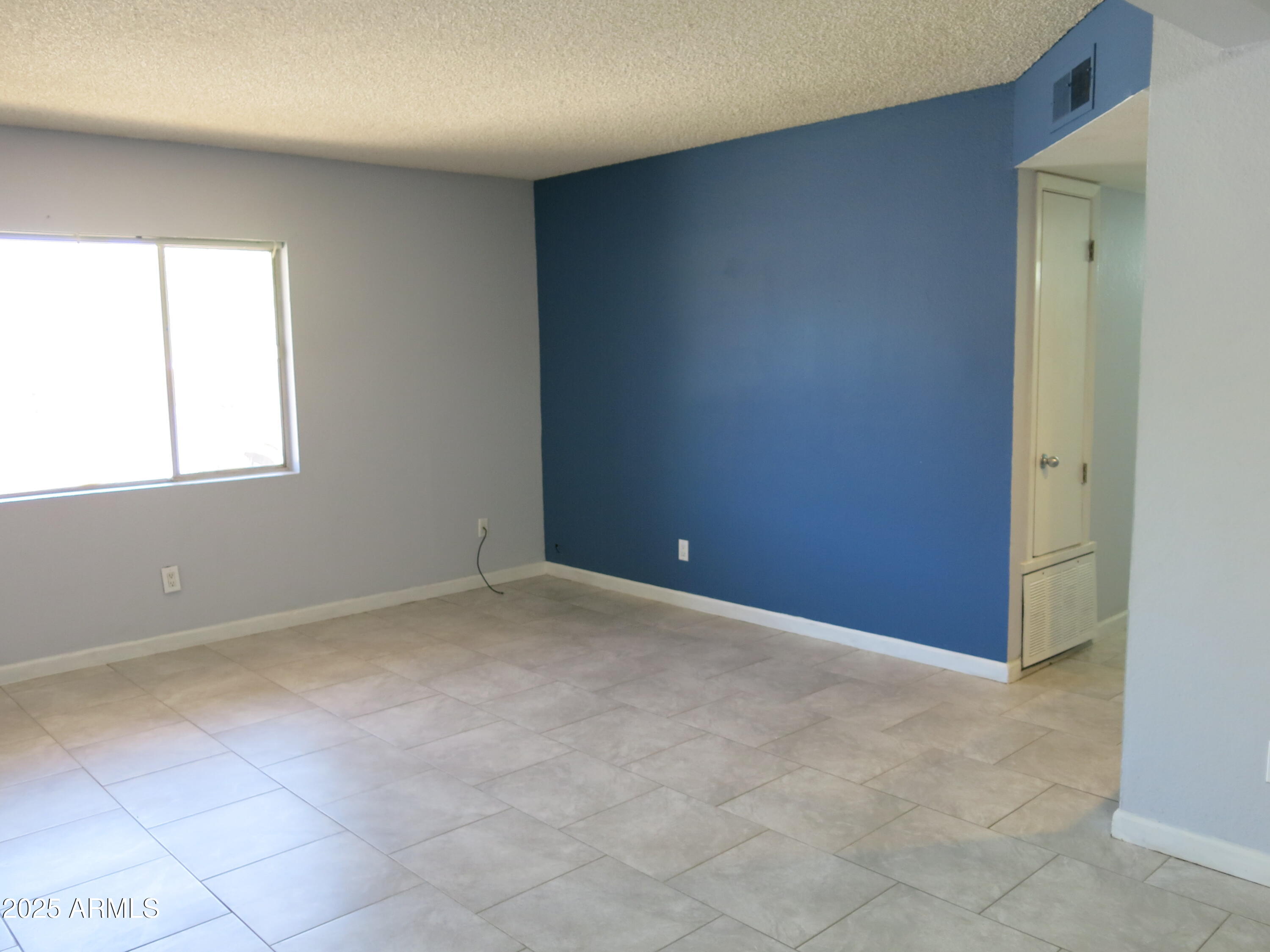 1130 East Butler Drive, Unit B4 Phoenix, AZ 85020 - Photo 4 of 33 Living Room