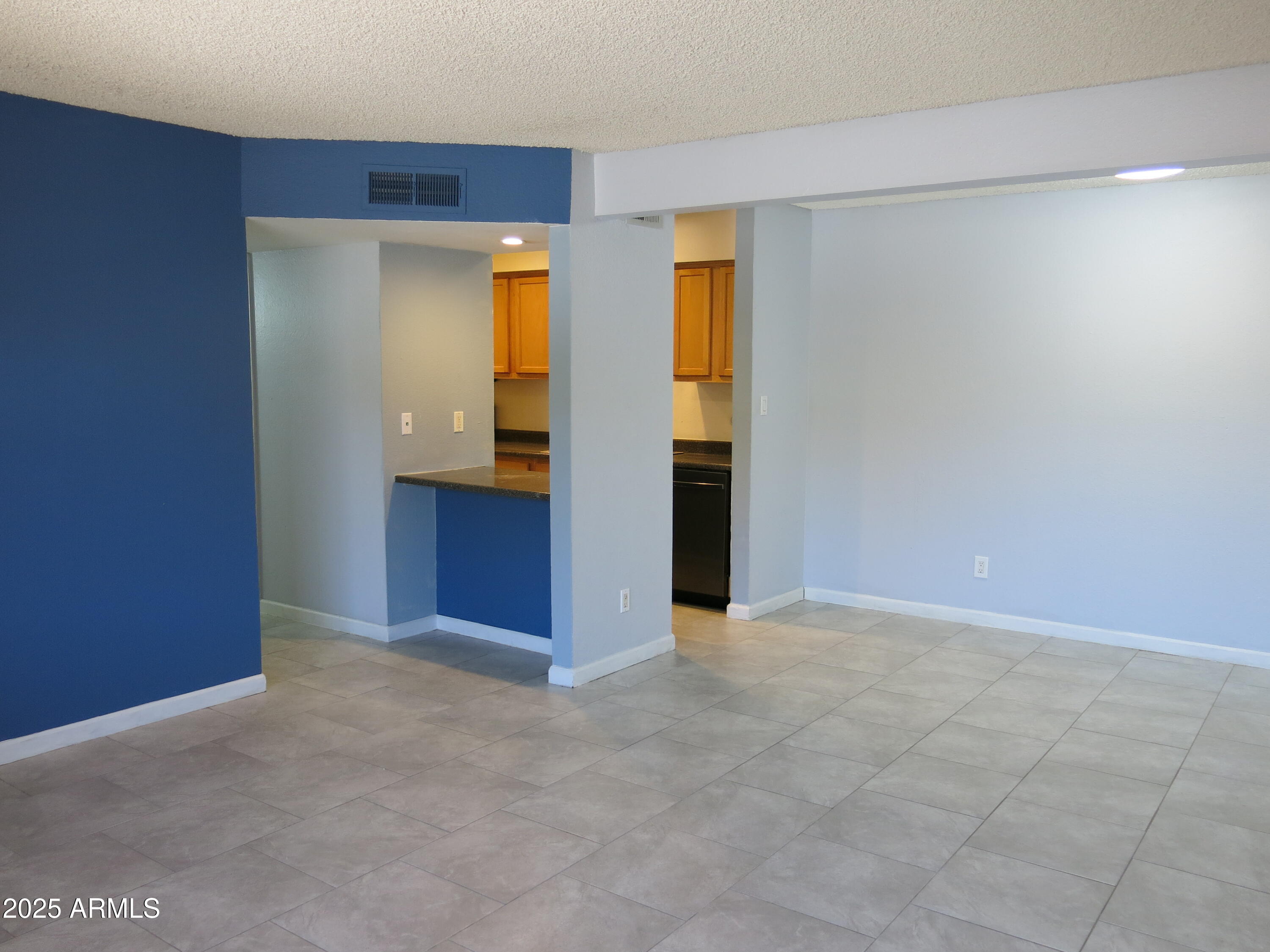 1130 East Butler Drive, Unit B4 Phoenix, AZ 85020 - Photo 10 of 33 Living Room to Kit/Dining