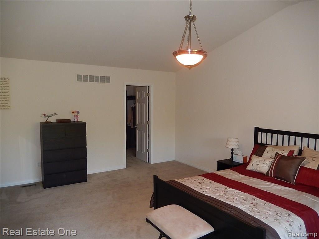 3447 Columbia Drive Rochester, MI 48307 - Photo 22 of 44 Master Bedroom View 2
