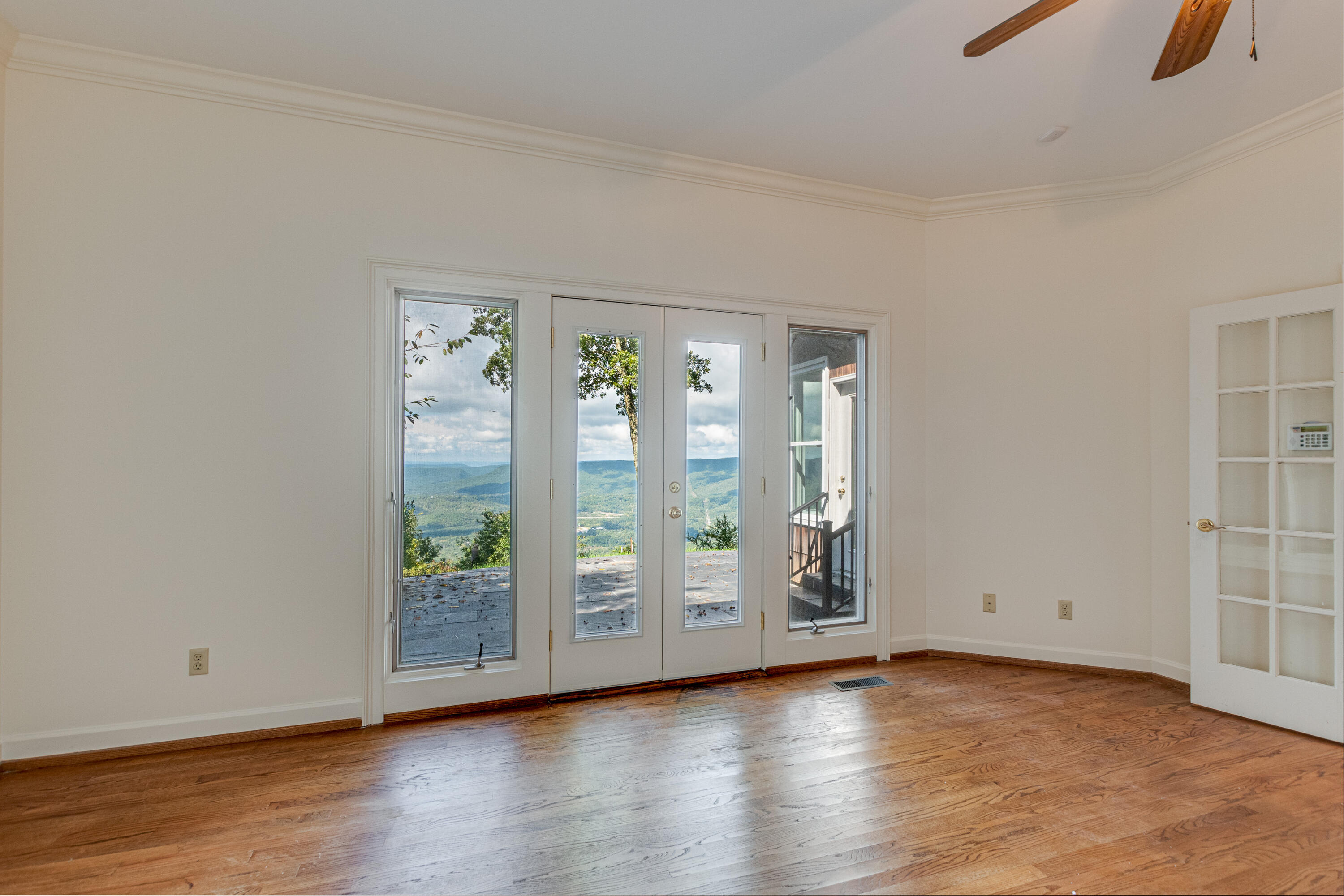 462 Frontier Bluff Road Lookout Mountain, GA 30750 - Photo 12 of 59 462 Fronteir Bluff Rd interior-8
