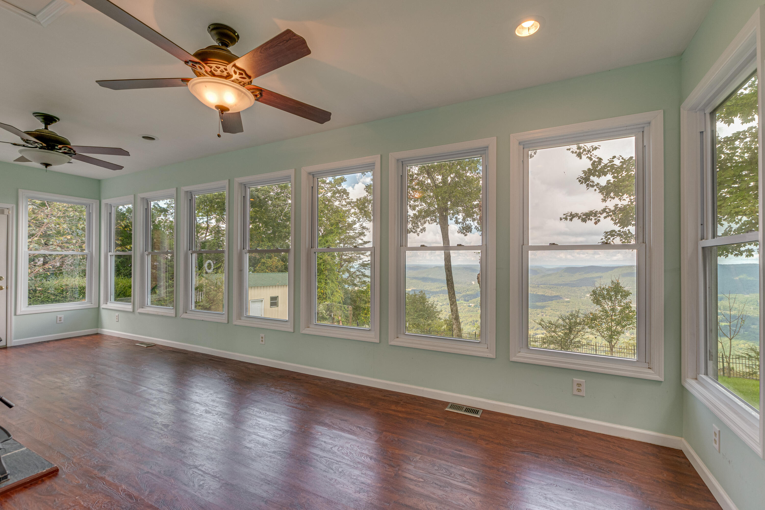 462 Frontier Bluff Road Lookout Mountain, GA 30750 - Photo 30 of 59 462 Fronteir Bluff Rd interior-26