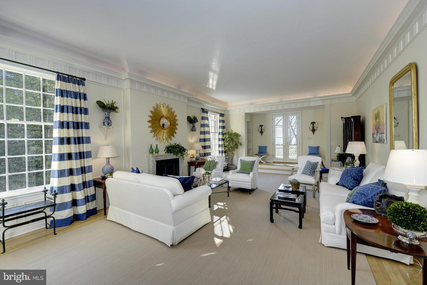 2510 Foxhall Road Northwest Washington, DC 20007 - Photo 5 of 26 Living Room