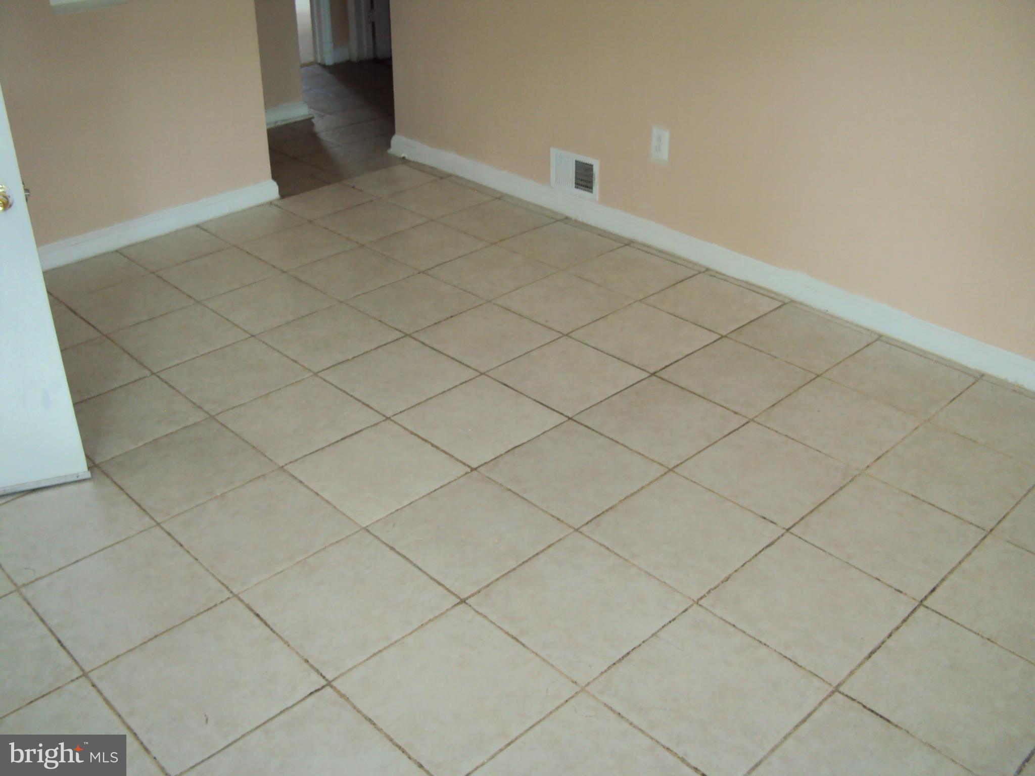5805 Chillumgate Road Hyattsville, MD 20782 - Photo 2 of 30 Living Room