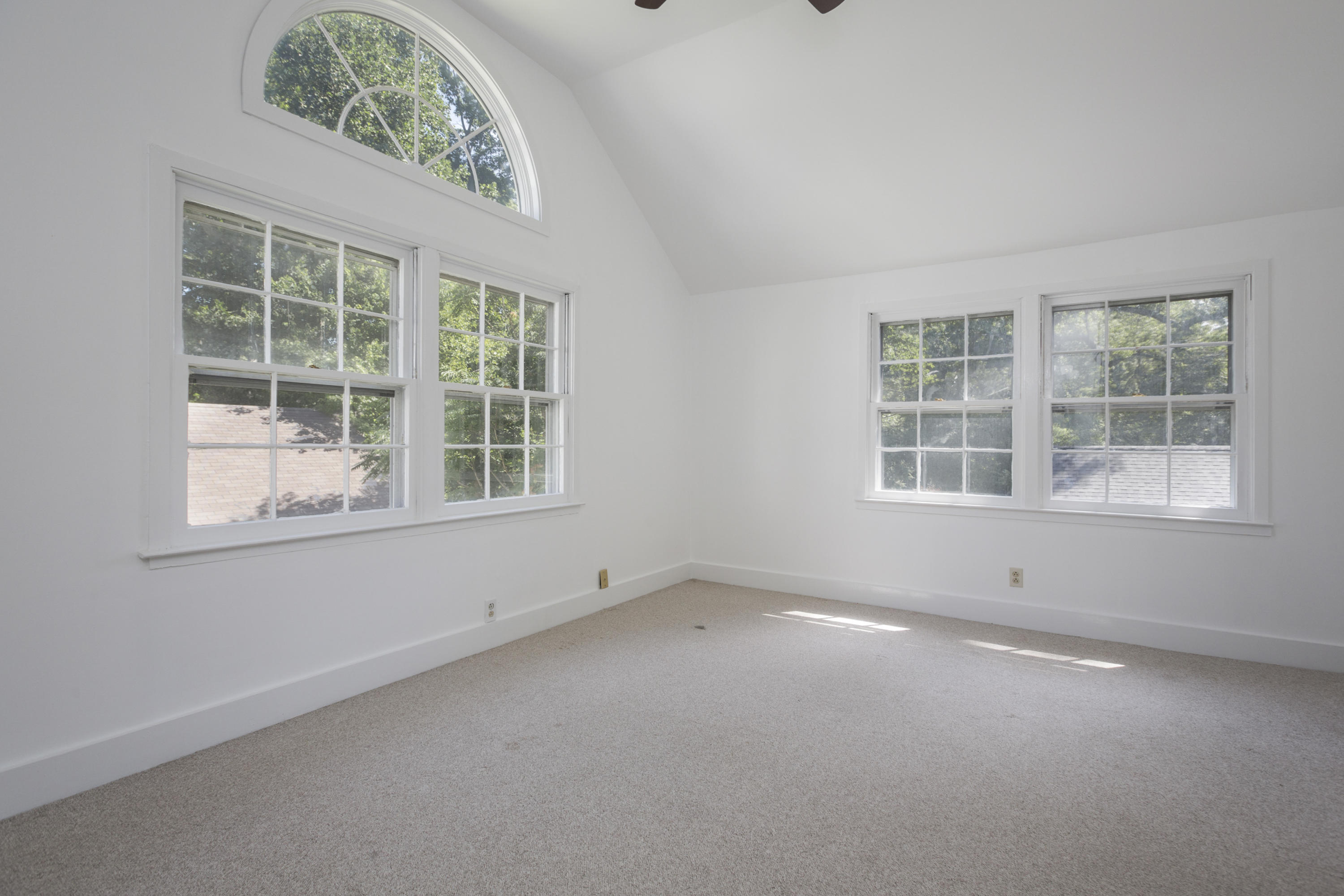 28 Edgewood Road Darien, CT 06820 - Photo 16 of 23 an empty room with a window