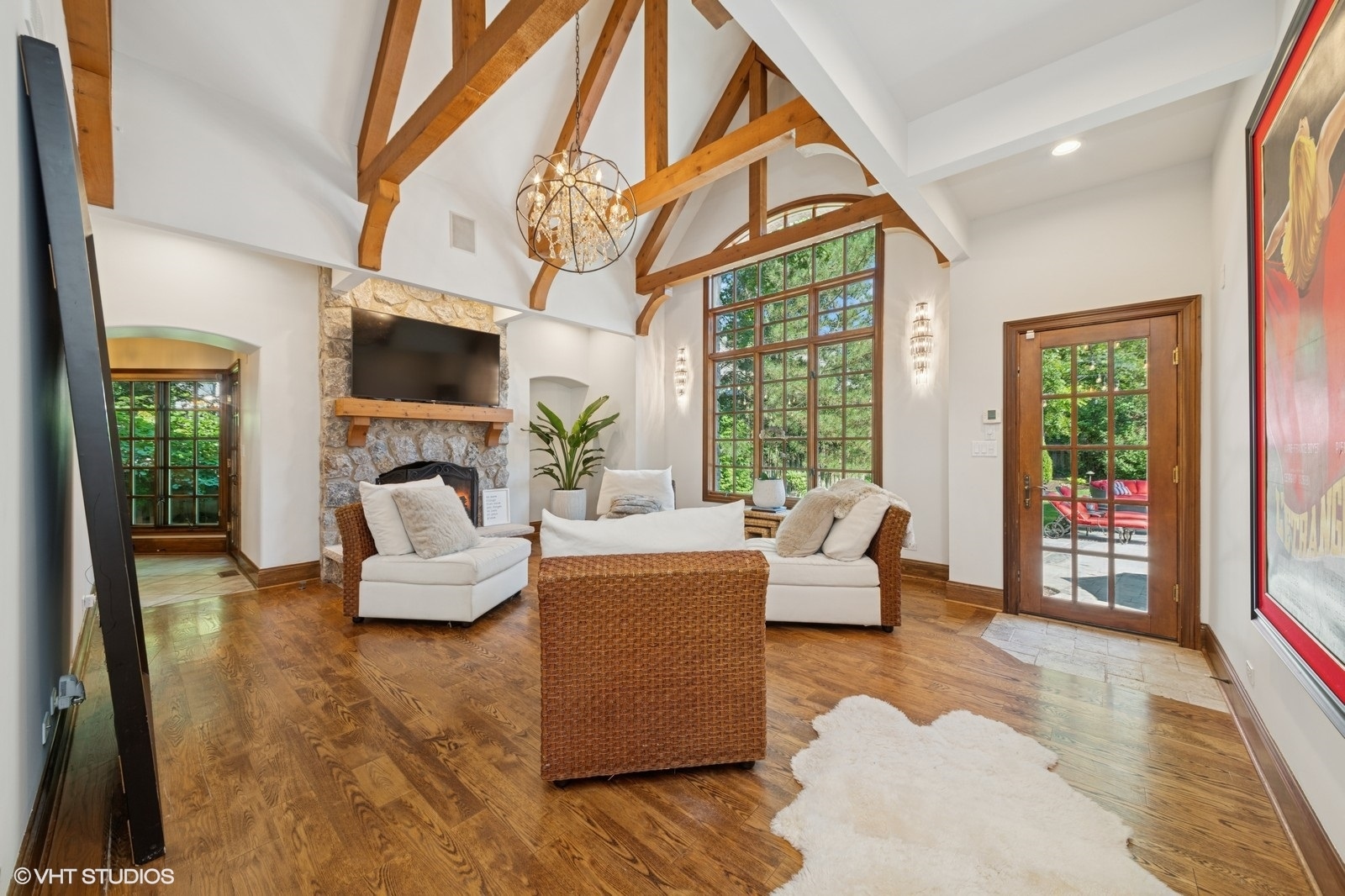 580 Oak Street Glen Ellyn, IL 60137 - Photo 19 of 93 a living room with furniture a flat screen tv and a large window