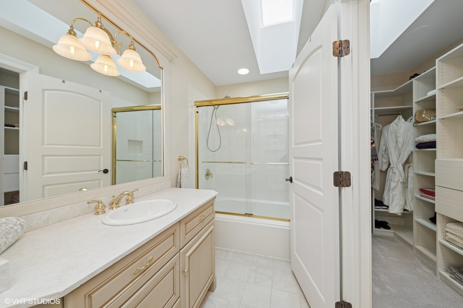 580 Oak Street Glen Ellyn, IL 60137 - Photo 48 of 93 a bathroom with a sink a tub and a mirror