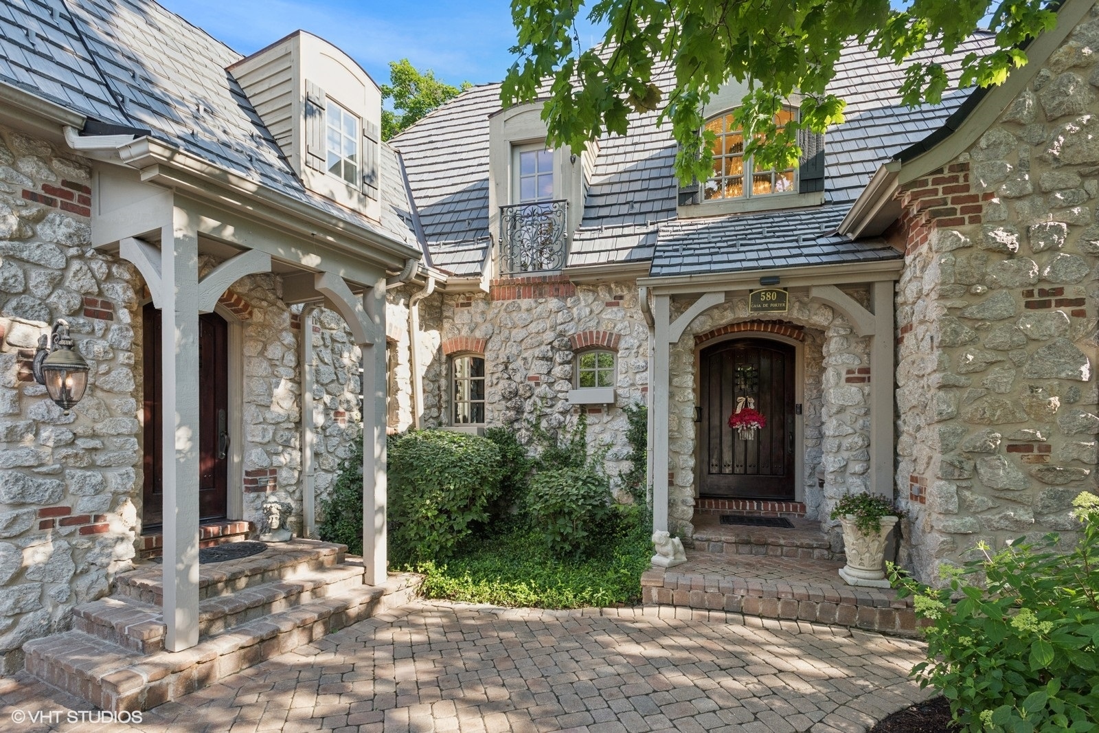 580 Oak Street Glen Ellyn, IL 60137 - Photo 7 of 93 a view of entrance gate of a house