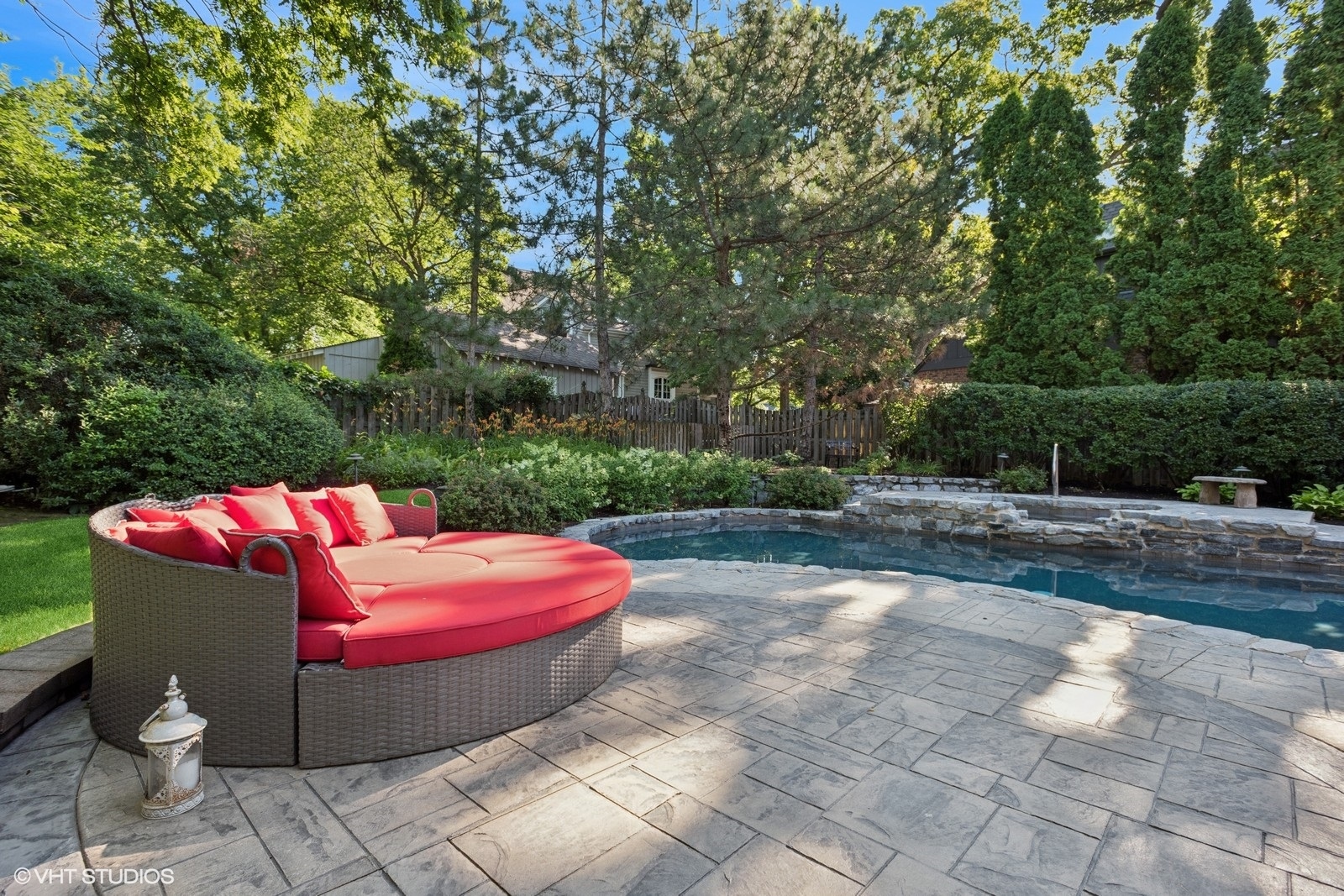 580 Oak Street Glen Ellyn, IL 60137 - Photo 73 of 93 a backyard of a house with table and chairs