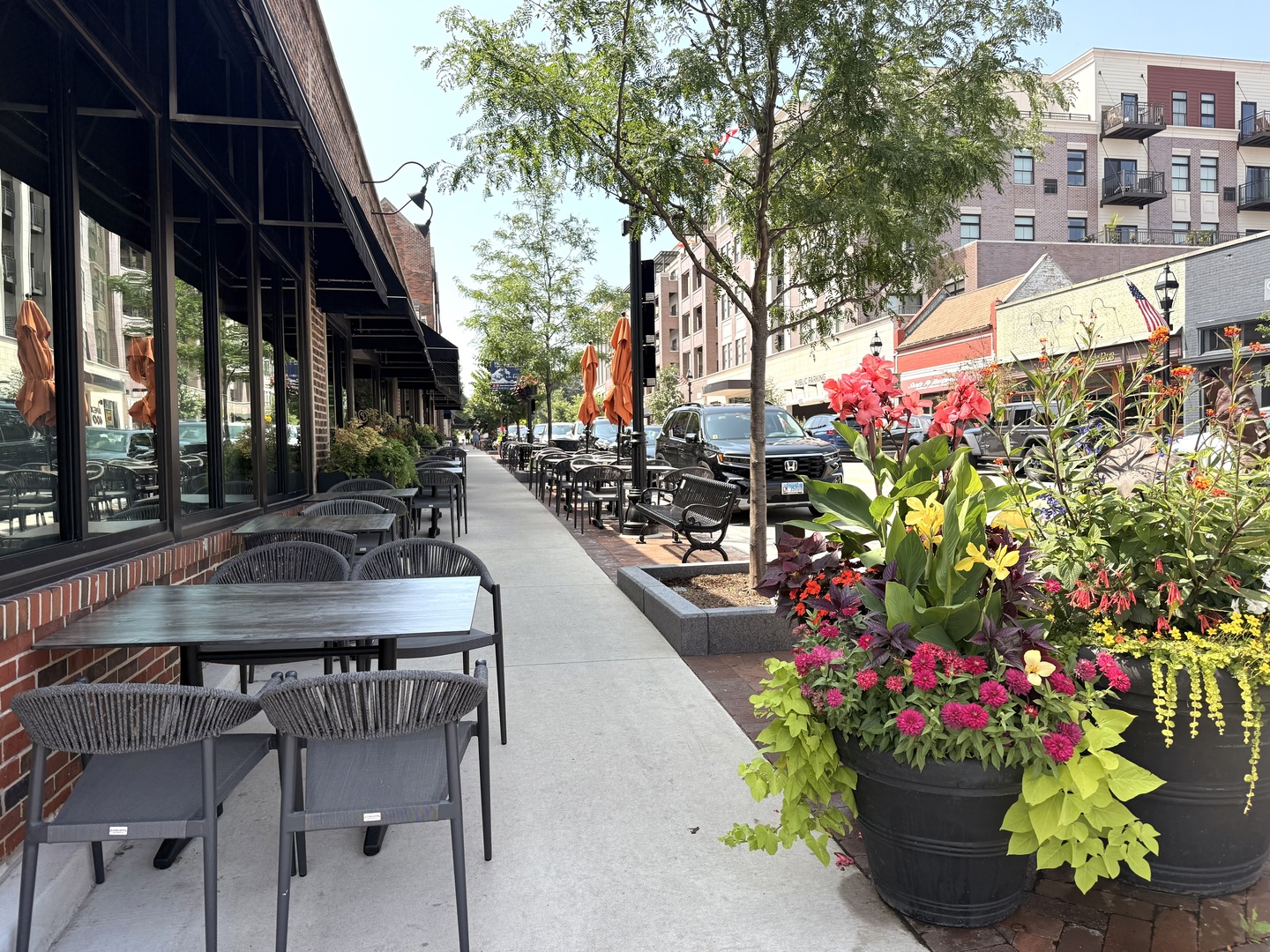 580 Oak Street Glen Ellyn, IL 60137 - Photo 88 of 93 a view of a chairs and table in a patio