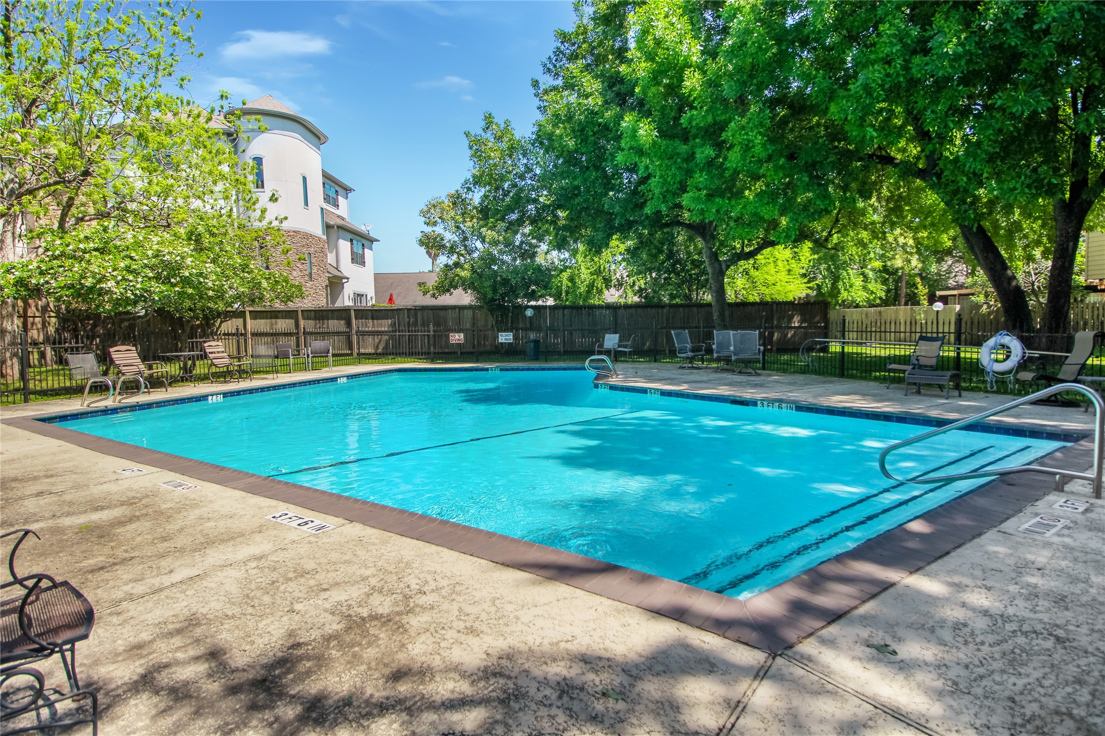 1500 Sandy Springs Road, Unit 69 Houston, TX 77042 - Photo 30 of 32 Swimming Pool & Patio