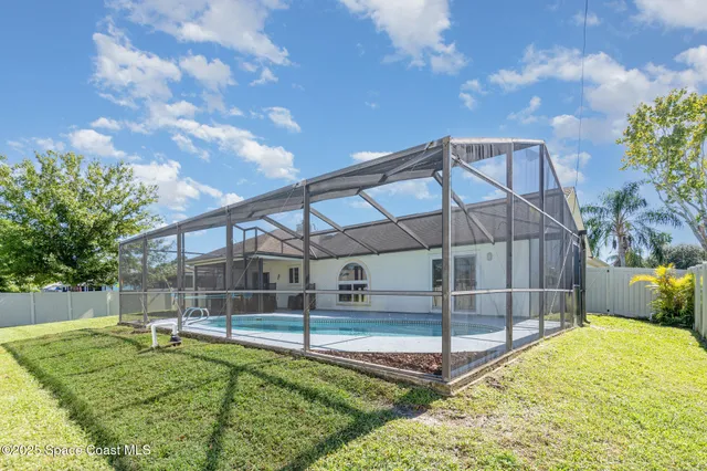 a view of a backyard