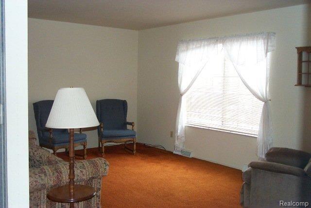 5857 Bullard Road Fenton, MI 48430 - Photo 6 of 17 Bullard Living Room