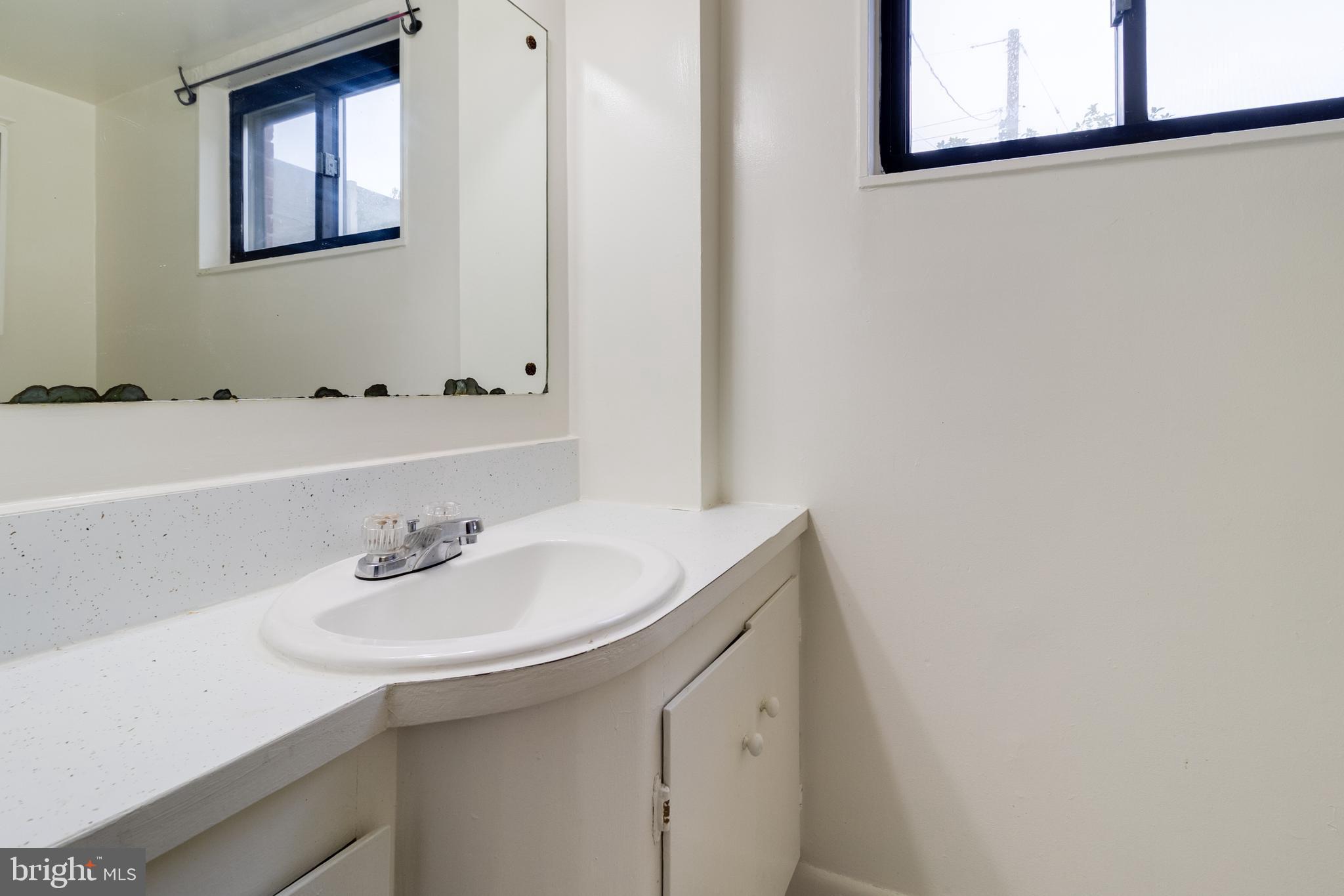 6823 Cabin John Road Springfield, VA 22150 - Photo 14 of 43 Full bathroom