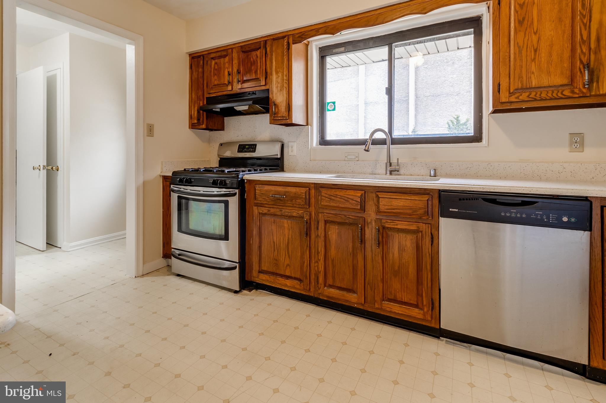 6823 Cabin John Road Springfield, VA 22150 - Photo 6 of 43 Kitchen