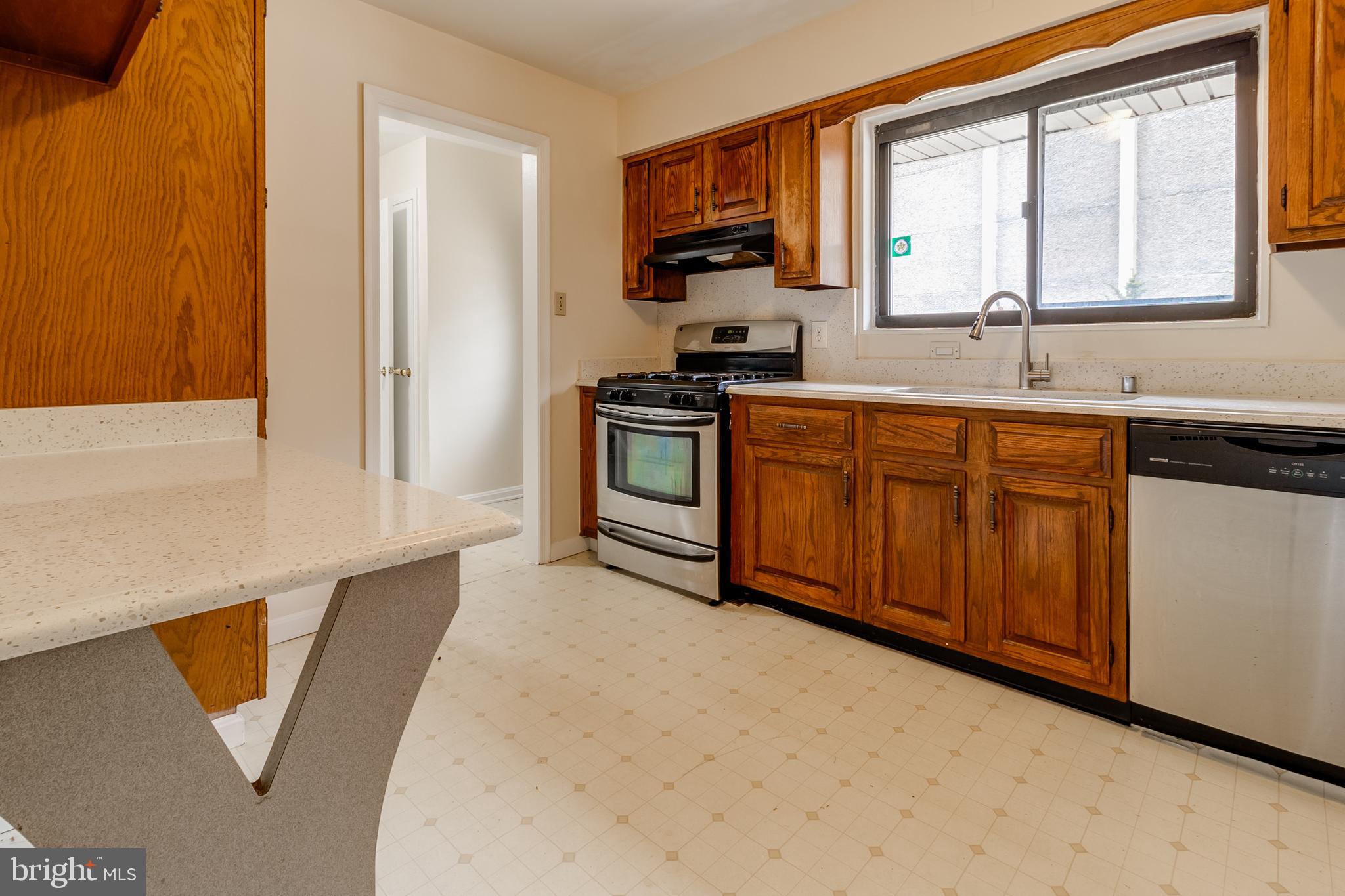 6823 Cabin John Road Springfield, VA 22150 - Photo 7 of 43 Kitchen