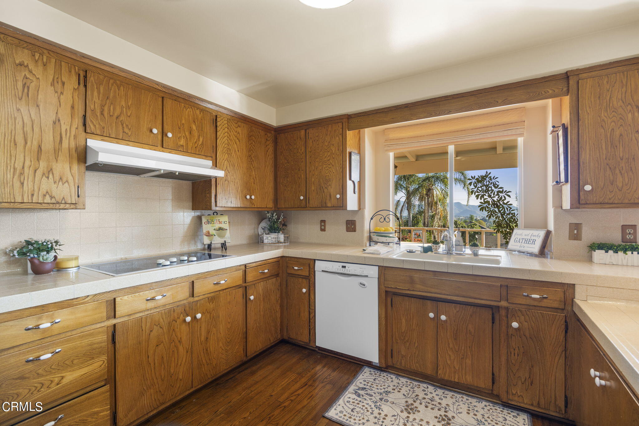702 North Loop Drive Camarillo, CA 93010 - Photo 19 of 57 Kitchen