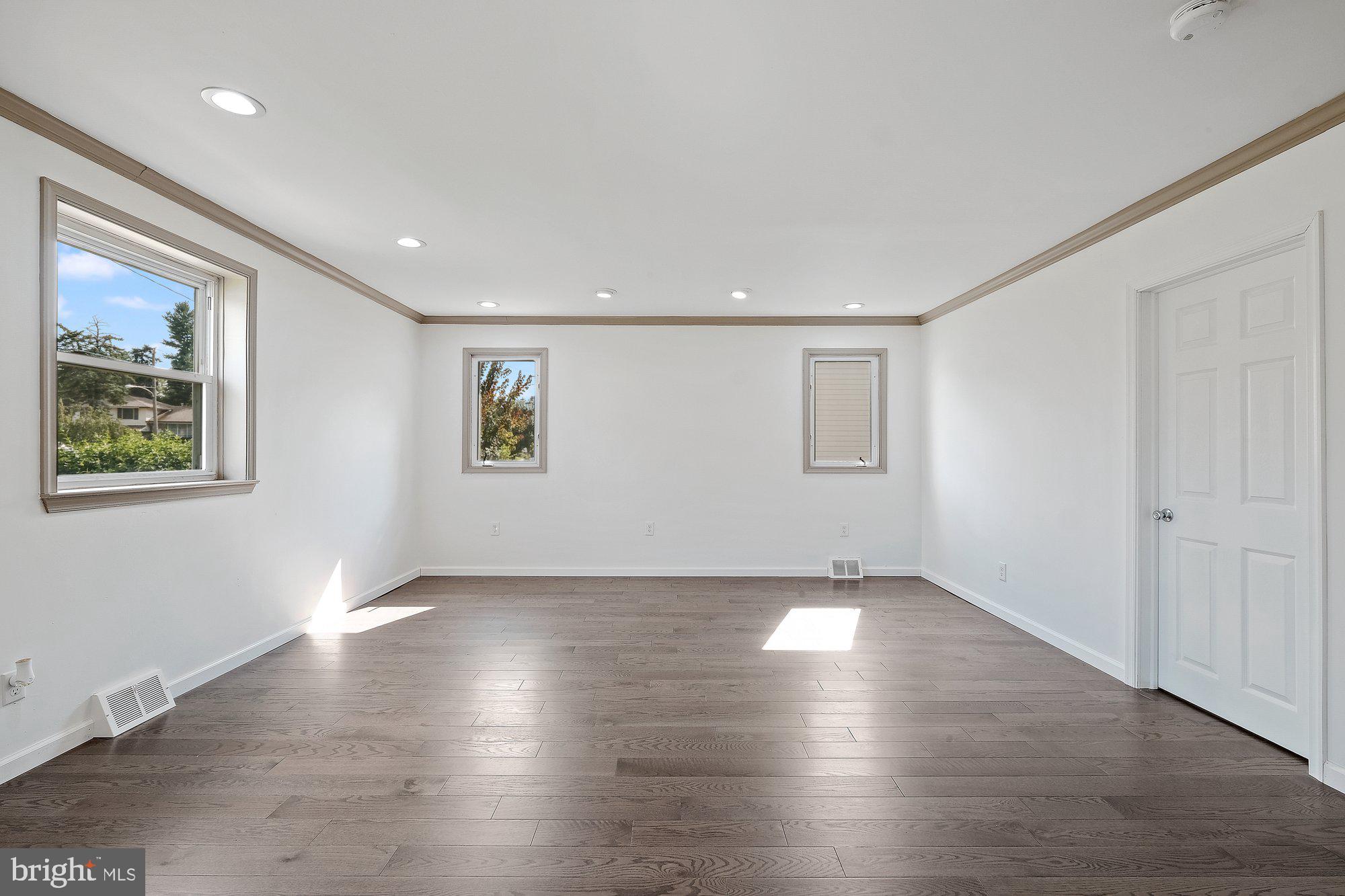 9722 Morefield Road Philadelphia, PA 19115 - Photo 5 of 36 Living room