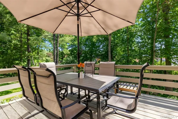 $915,000 | 21 Tulip Tree Lane, Mamaroneck, NY 10543