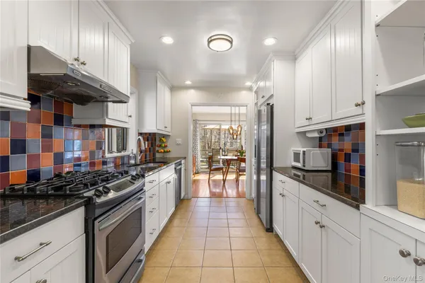 $915,000 | 21 Tulip Tree Lane, Mamaroneck, NY 10543
