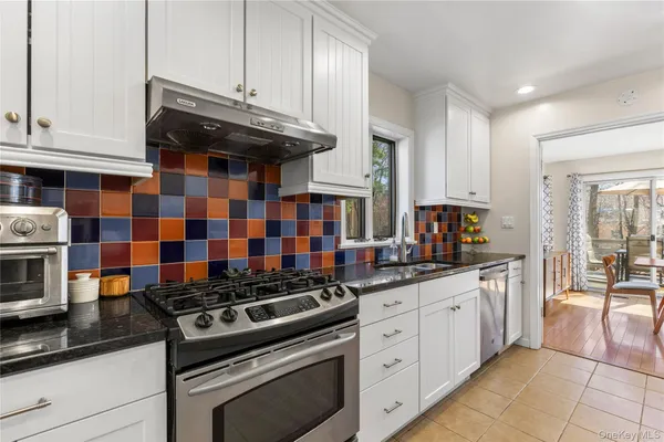 $915,000 | 21 Tulip Tree Lane, Mamaroneck, NY 10543