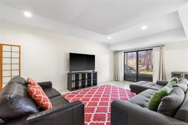 $915,000 | 21 Tulip Tree Lane, Mamaroneck, NY 10543