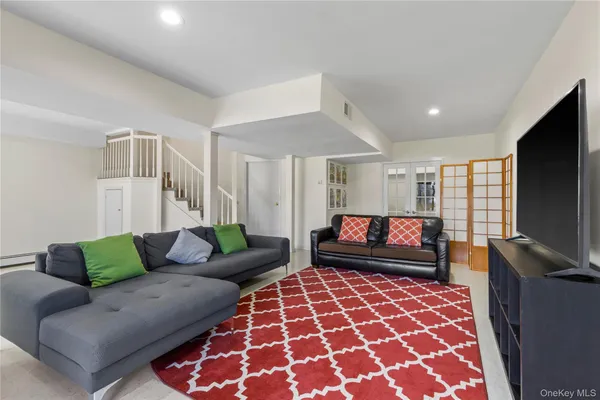 $915,000 | 21 Tulip Tree Lane, Mamaroneck, NY 10543
