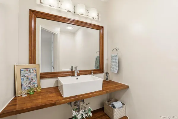 $915,000 | 21 Tulip Tree Lane, Mamaroneck, NY 10543