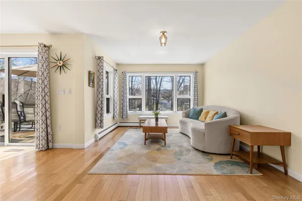 $915,000 | 21 Tulip Tree Lane, Mamaroneck, NY 10543