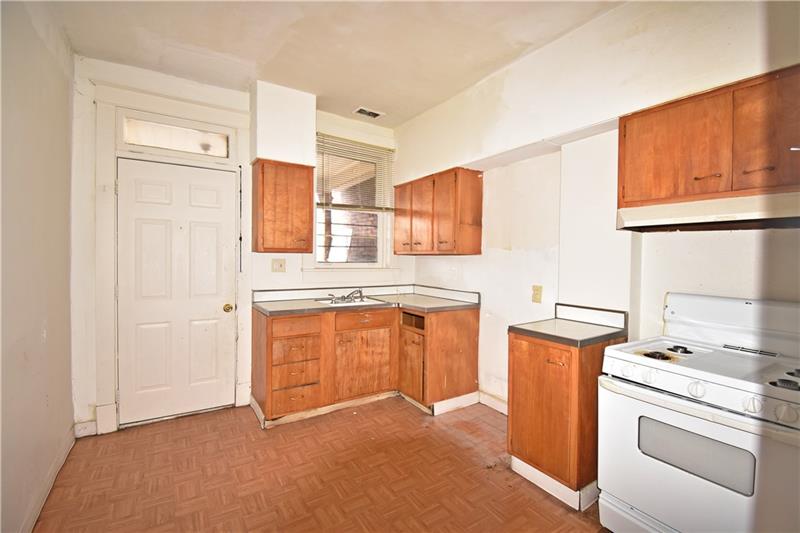 907 Chartiers Avenue McKees Rocks, PA 15136 - Photo 4 of 18
