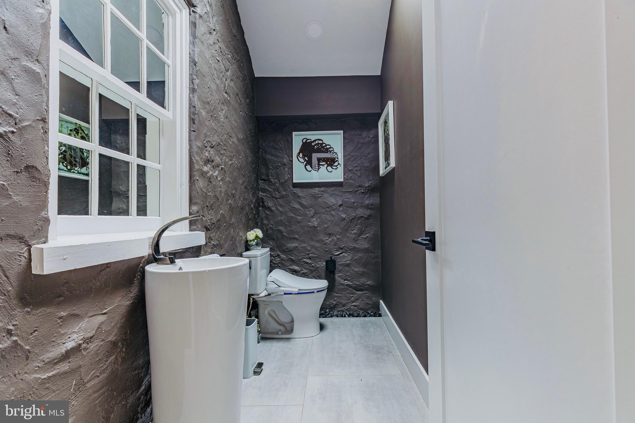 10 Pineview Drive Media, PA 19063 - Photo 29 of 38 Main Powder Room