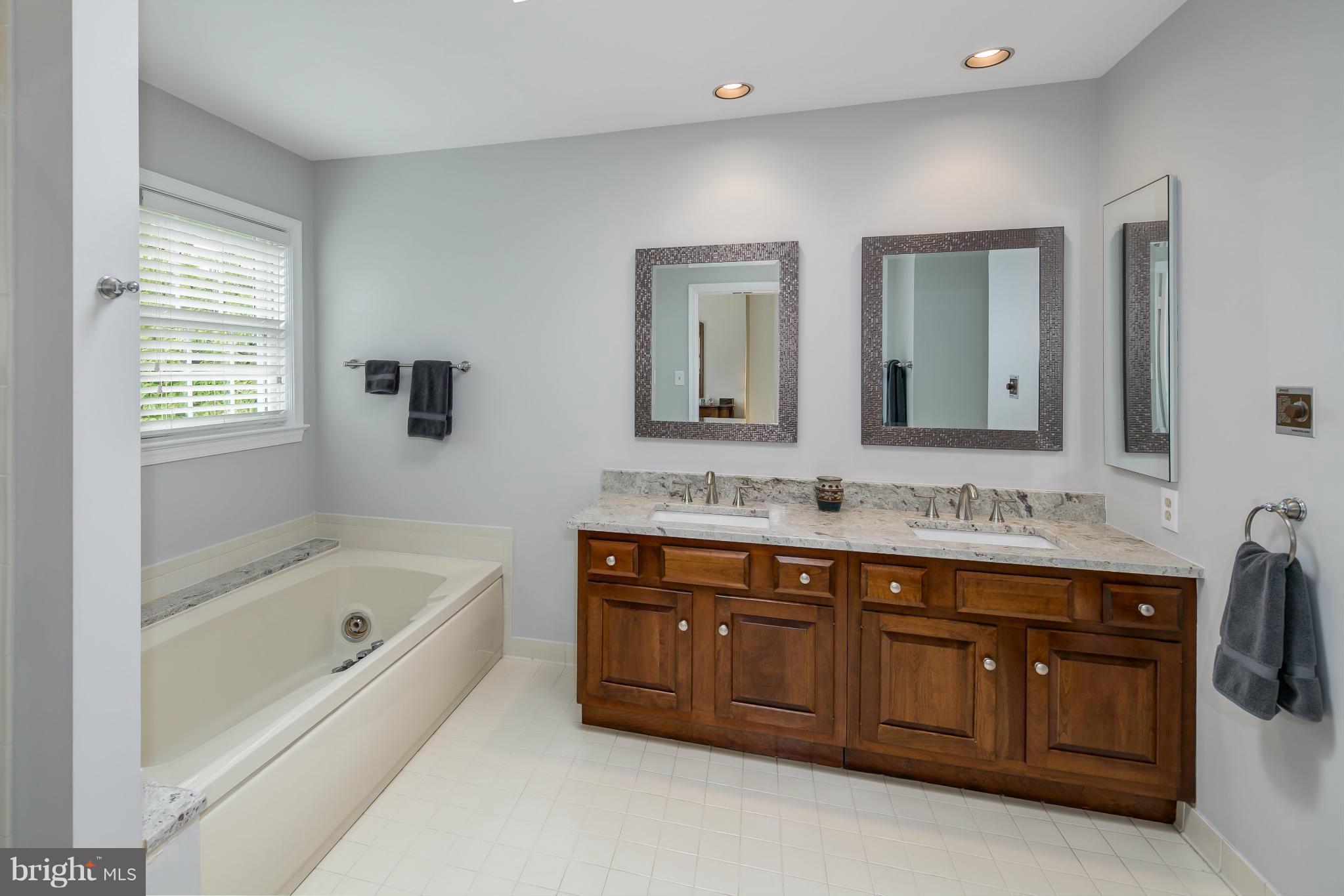 6608 Quaker Ridge Road North Bethesda, MD 20852 - Photo 17 of 28 Bath (Master)
