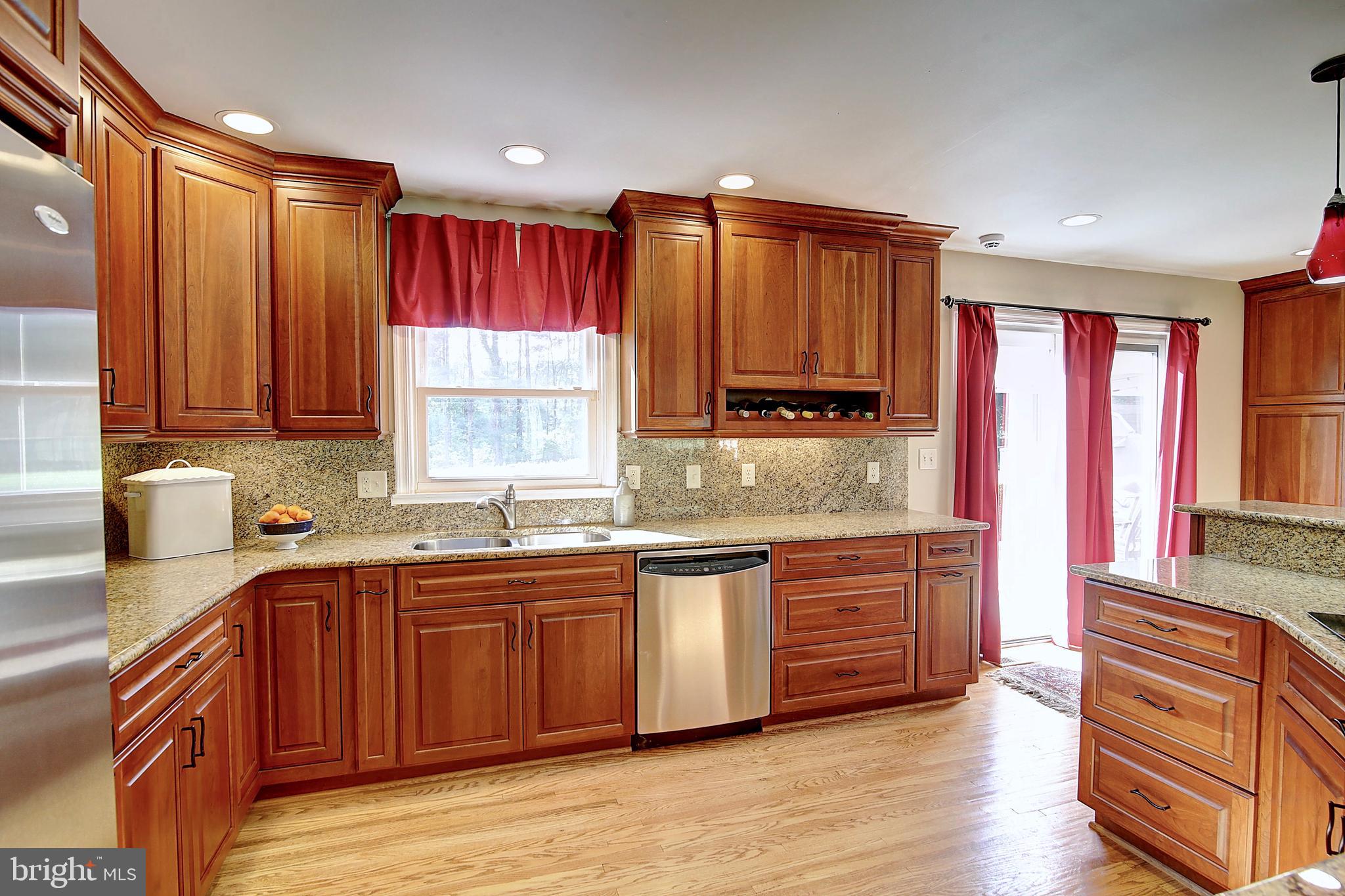 19169 Silcott Springs Road Purcellville, VA 20132 - Photo 11 of 70 Gourmet Kitchen w/ stainless appliances