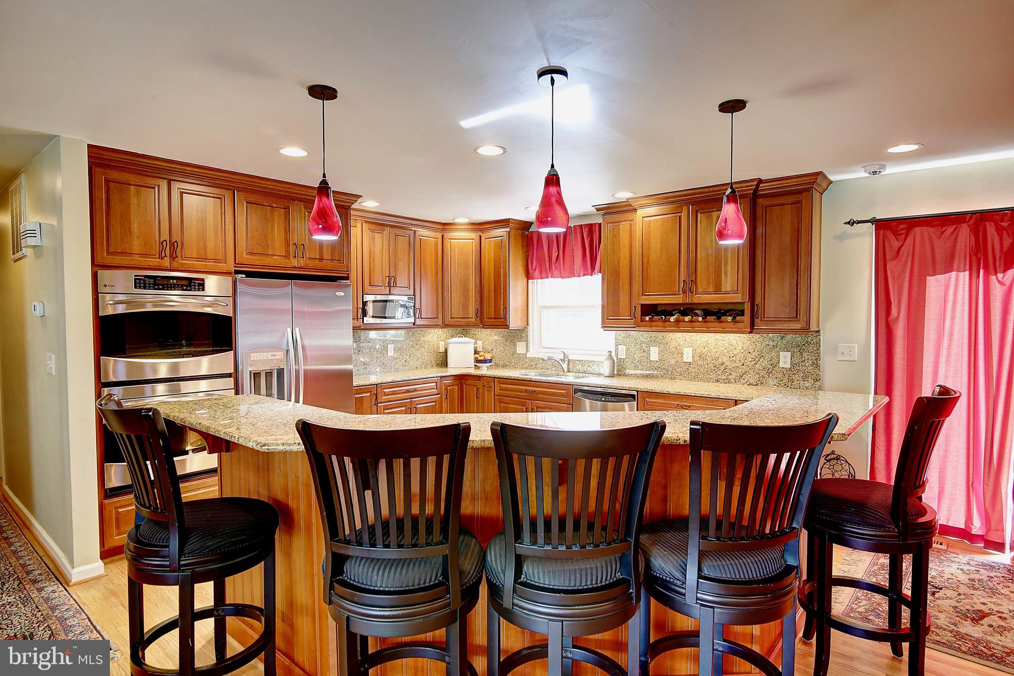 19169 Silcott Springs Road Purcellville, VA 20132 - Photo 15 of 70 Kitchen Breakfast bar