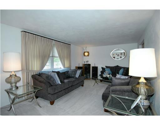 306 West Starz Road Cheswick, PA 15024 - Photo 5 of 18 Living Room. Nice Size Living Room!!!