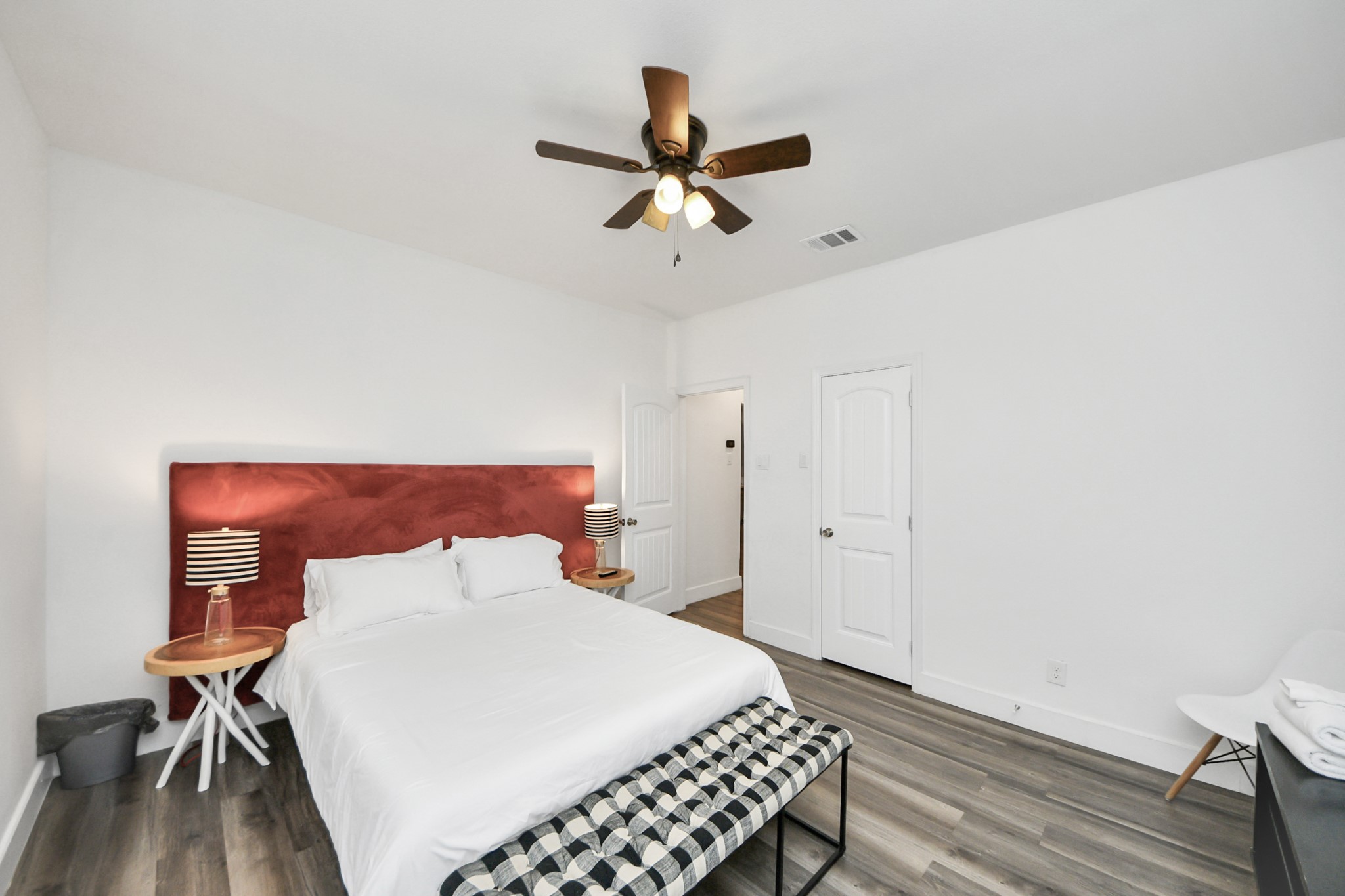 6917 Rook Boulevard Houston, TX 77087 - Photo 31 of 32 a bedroom with a bed and a table